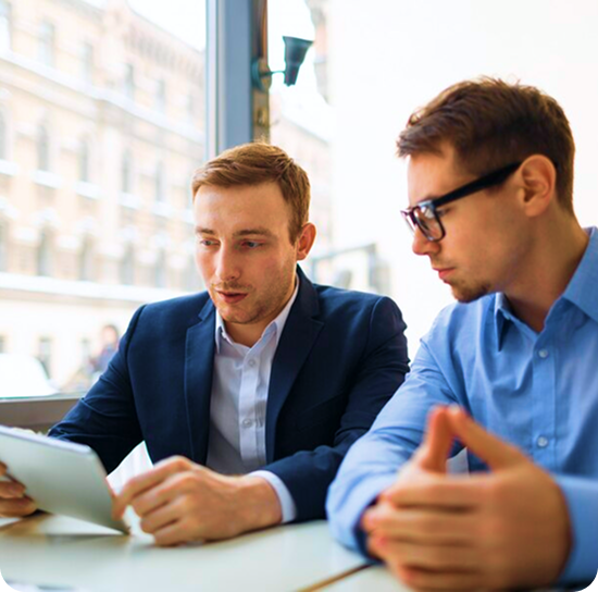 Equipo de Fulgor trabajando en estrategias